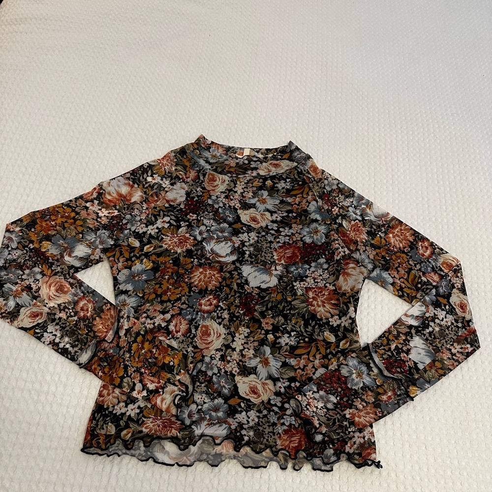 Cute new without tags. Long sleeve . Light and stretchy fabric